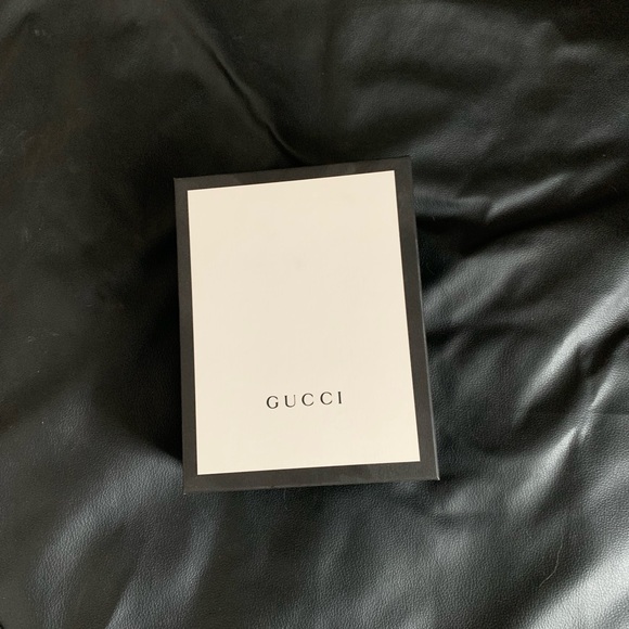 Gucci Marmont Bag in Hibiscus Red - Picture 9 of 10